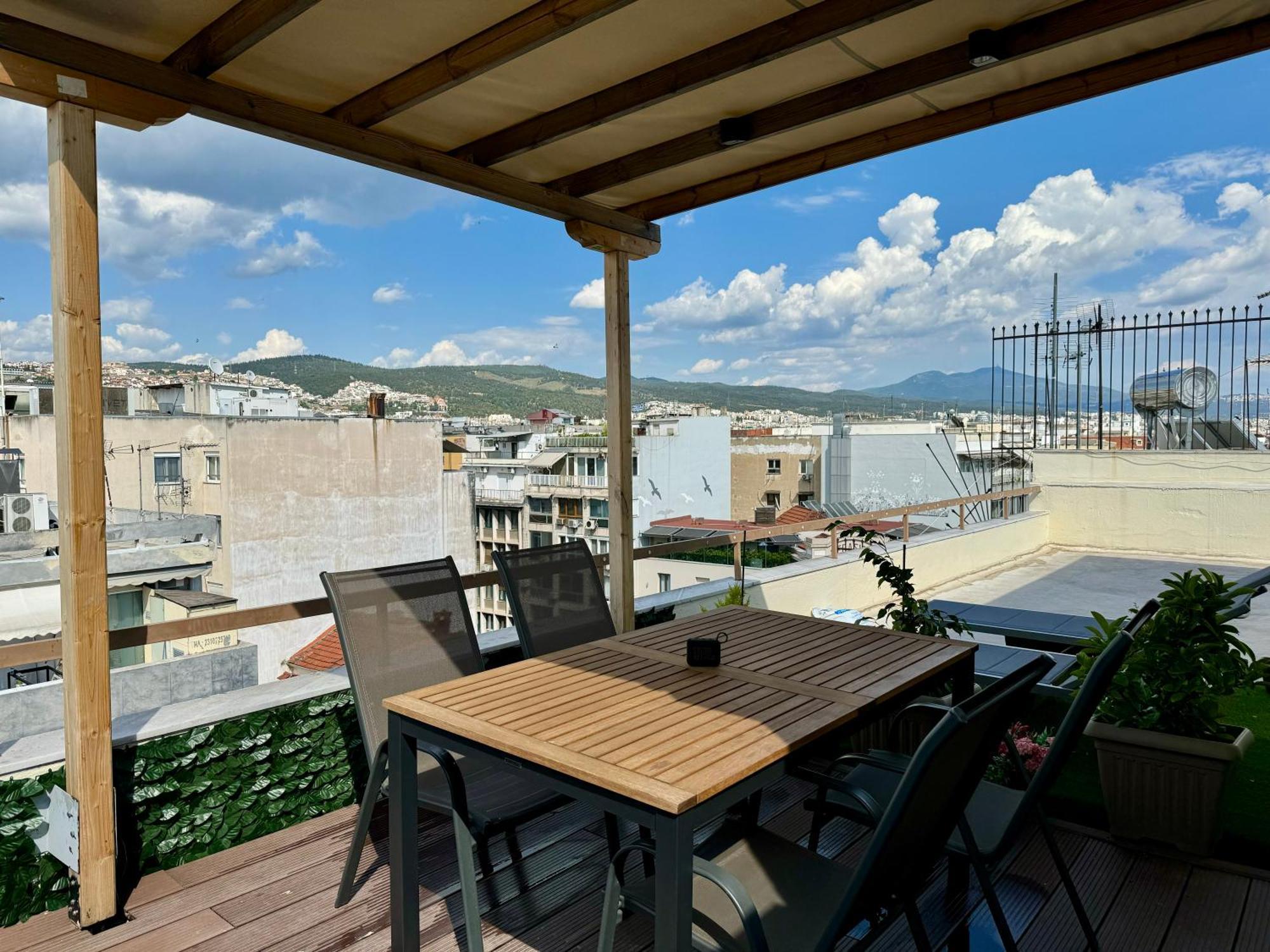 Rooftop Mini Suite-roof Deck-sunbeds-city View Apartment